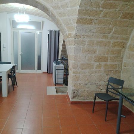 Casa Vacanza Nel Cuore Della Pietra Barletta Exterior foto