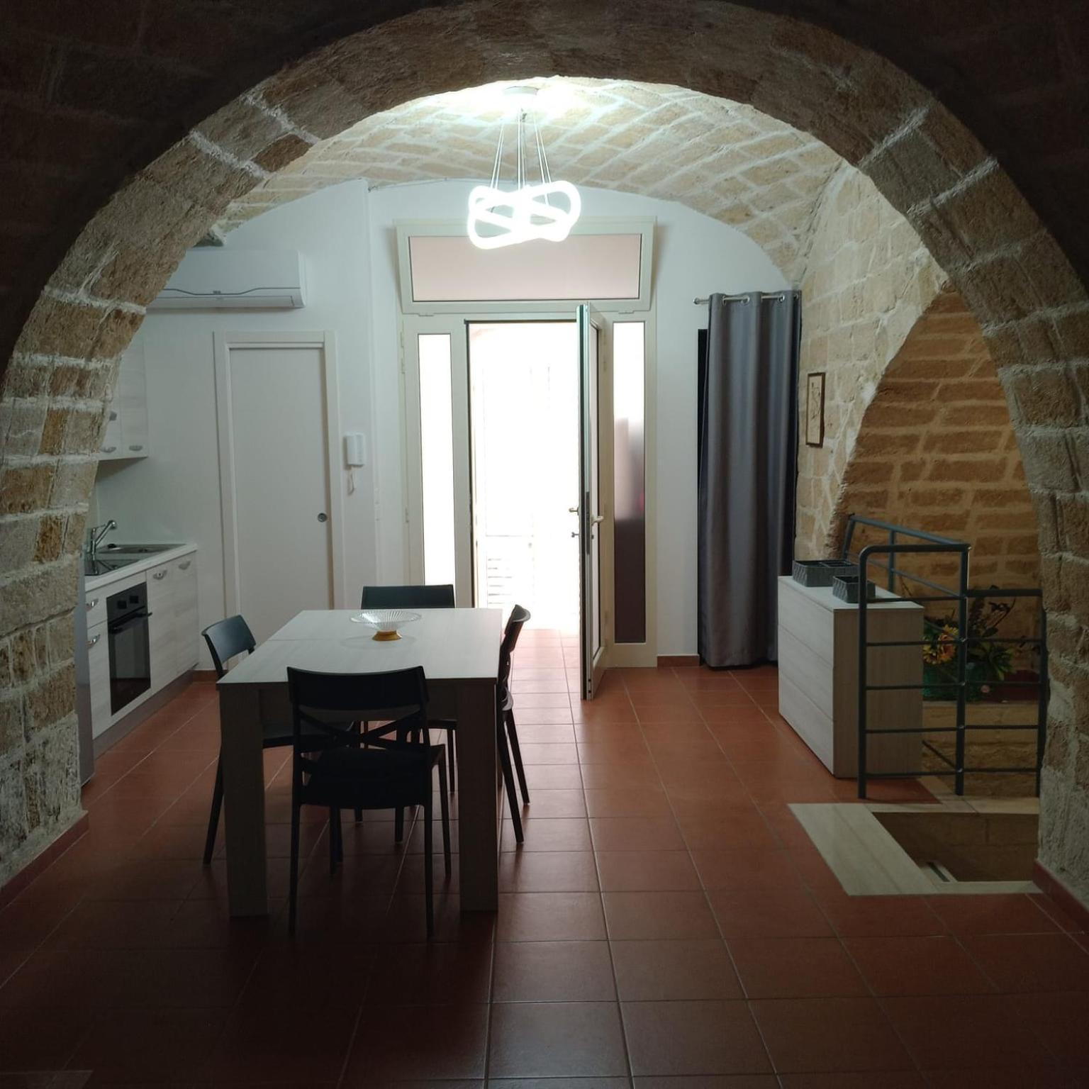 Casa Vacanza Nel Cuore Della Pietra Barletta Exterior foto