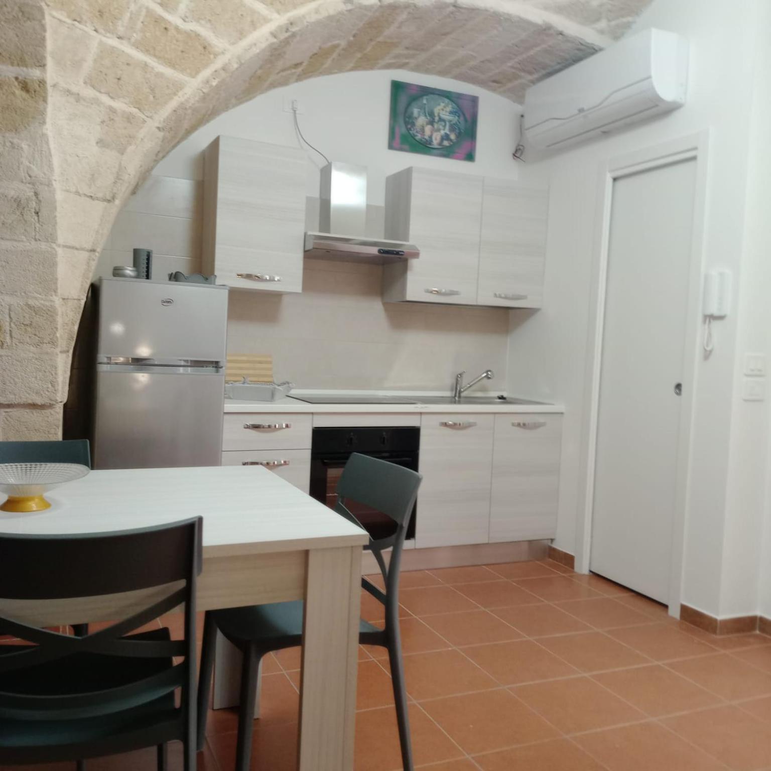 Casa Vacanza Nel Cuore Della Pietra Barletta Exterior foto