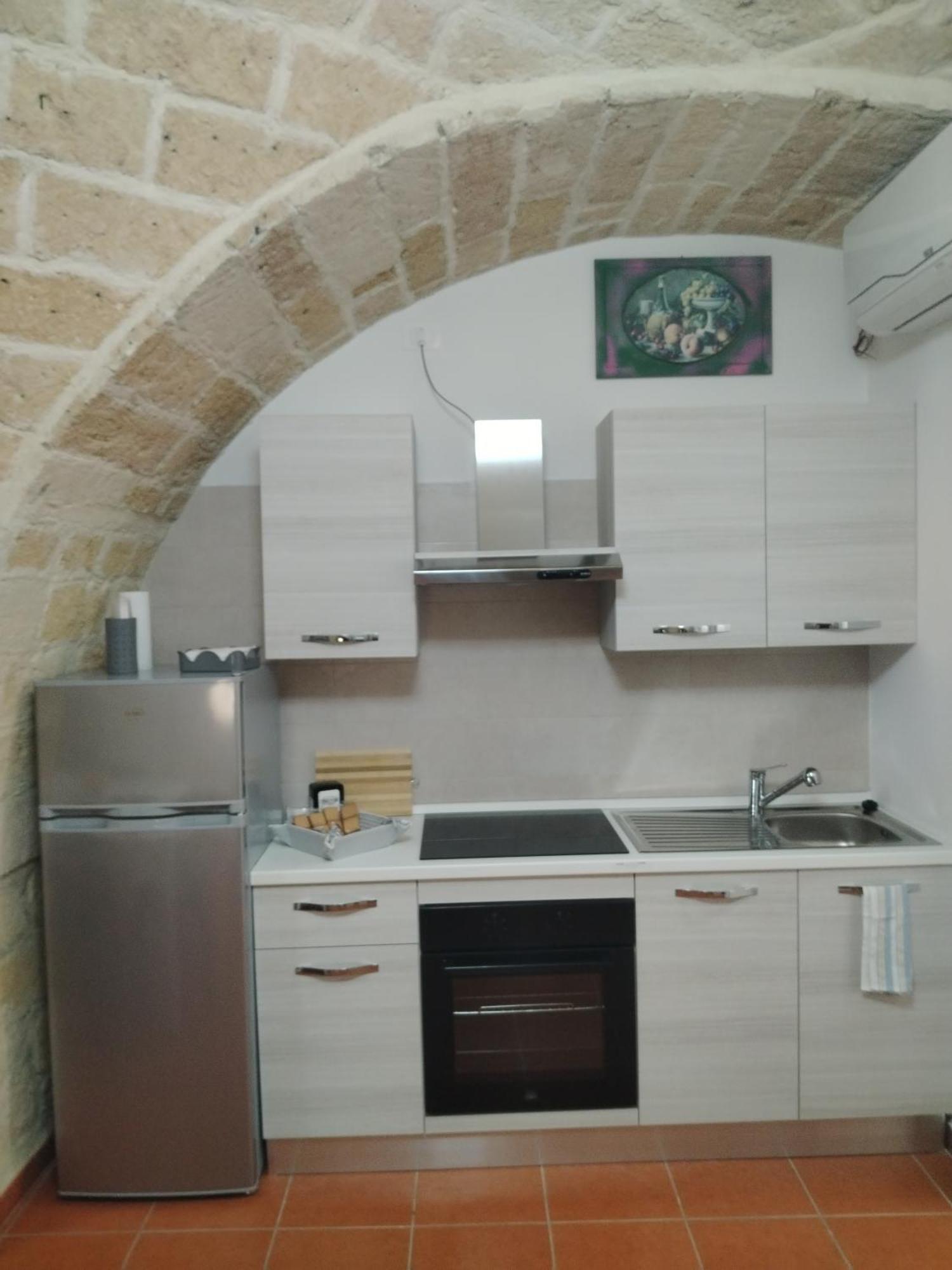 Casa Vacanza Nel Cuore Della Pietra Barletta Exterior foto