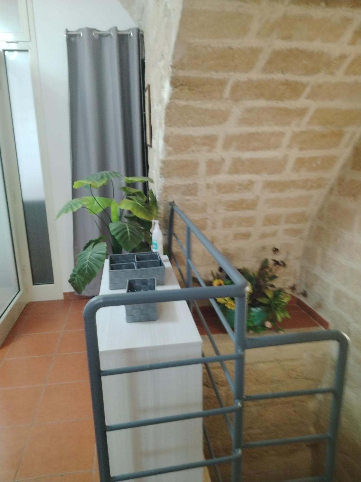Casa Vacanza Nel Cuore Della Pietra Barletta Exterior foto